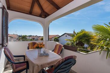 Apartments with parking space Novigrad - 2536