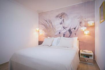 Apartmaji z bazenom za družine z otroci Hvar - 25388