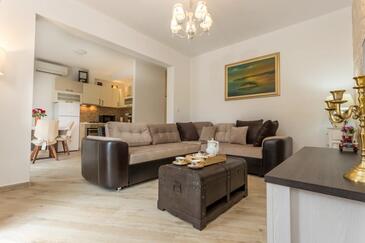 Apartmaji z bazenom za družine z otroci Hvar - 25388