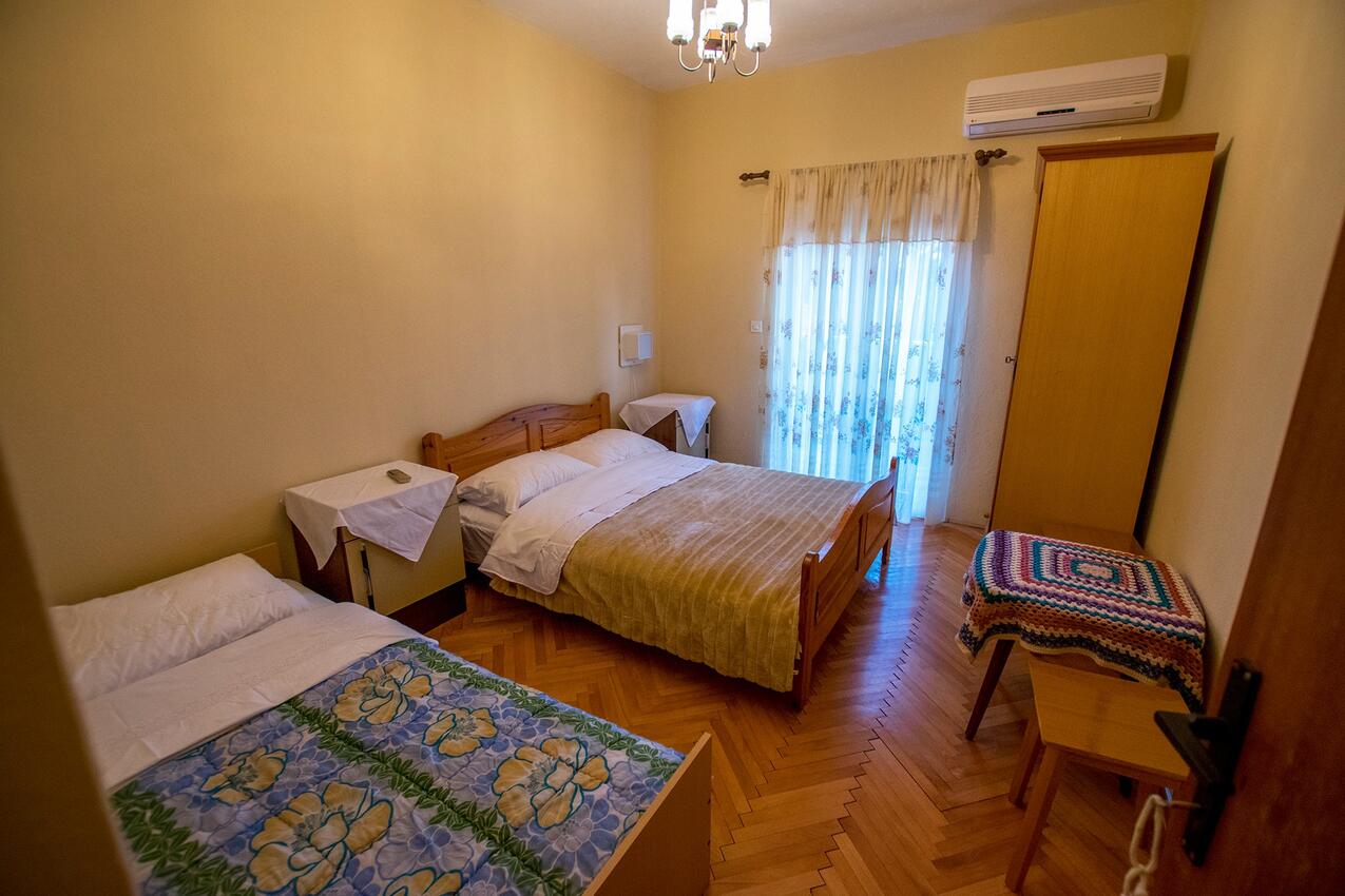 Kétszobás apartman Starigrad (Paklenica) (A-25400-b)