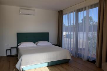 Дом для семьи с бассейном Рогач - Rogač, Шолта - Šolta - 25444