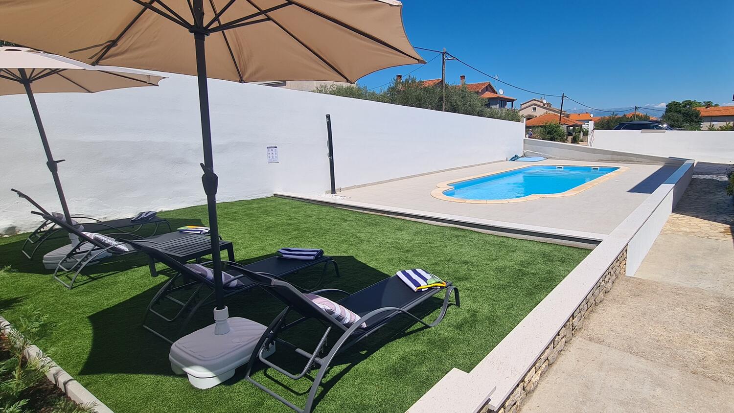 Apartmaji ob morju z bazenom Preko, Ugljan - 25492