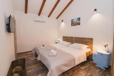 Kamer Pirovac, Sibenik (S-25538-b(