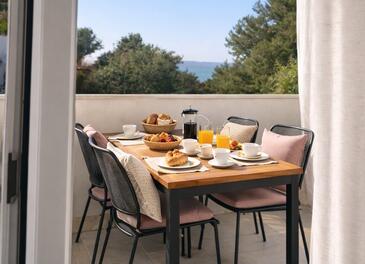 Apartments with parking space Seget Donji, Trogir - 25682 Adriatic.hr