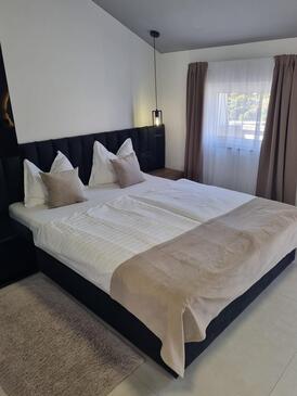 Apartments by the sea Lopar (Rab) - 25689