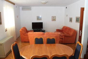 Apartmani uz more s bazenom Seget Vranjica, Trogir - 2571