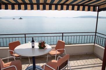 Apartmani uz more s bazenom Seget Vranjica (Trogir) - 2571