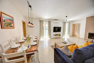 Holiday house with a swimming pool Peroj, Fažana - 25972