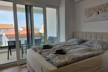 Apartmaji z bazenom za družine z otroci Milovčići, Krk - 25984