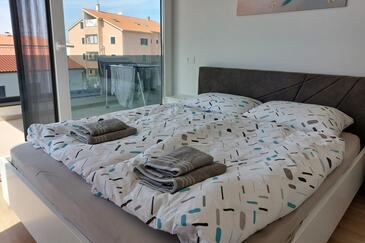 Apartmaji z bazenom za družine z otroci Milovčići, Krk - 25984