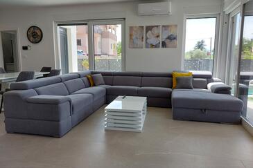 Apartmaji z bazenom za družine z otroci Milovčići, Krk - 25984