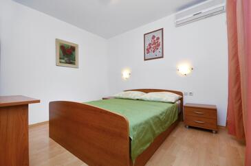 Apartments by the sea Podgora, Makarska - 25999