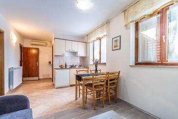 Apartmanok családok részére medencével Krnica, Marcana - 26081