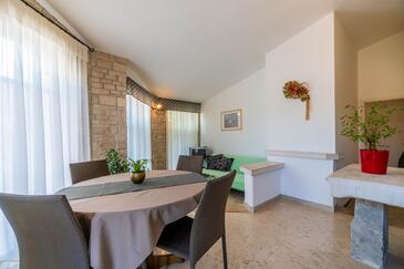 Apartmanok családok részére medencével Krnica, Marcana - 26081