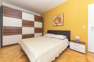 Seaside family friendly house with a swimming pool Rogoznica - 26110