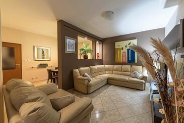 Seaside family friendly house with a swimming pool Rogoznica - 26110