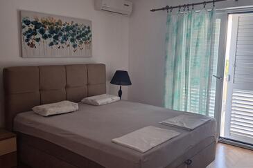 Apartments by the sea Podgora, Makarska - 2615