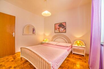 Apartments with parking space Novi Vinodolski - 26168