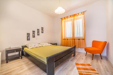 Apartments with parking space Novi Vinodolski - 26168