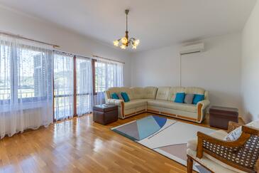 Apartmaji z bazenom za družine z otroci Buzet, Centralna Istra - Središnja Istra - 26300