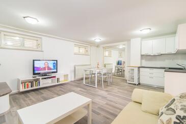 Apartments with WiFi Poreč - 26330