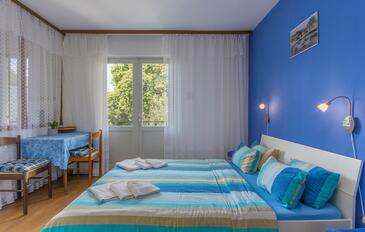 Apartments and rooms with WiFi Poreč - 26350