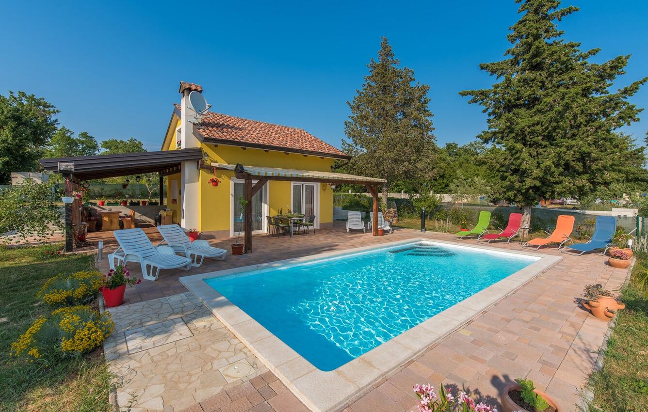 Vakantiehuis met zwembad Porec - 26480