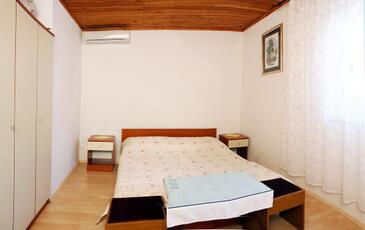 Apartments with parking space Brela, Makarska - 2653