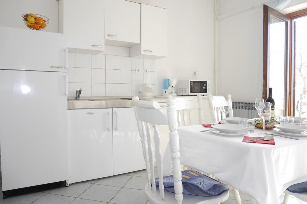 Apartamento para dos personas Dugi Rat (Omis) (A-26545-a)