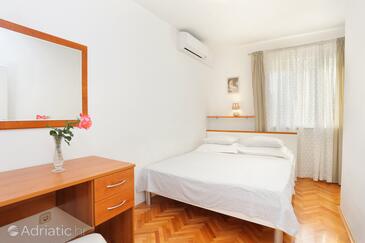 Apartments by the sea Podgora, Makarska - 2657