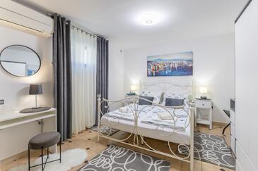 Apartments with WiFi Poreč - 26572
