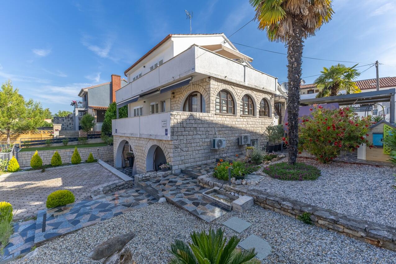 Apartments with WiFi Poreč - 26572