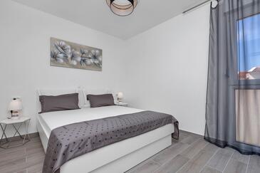 Apartments by the sea Podgora, Makarska - 2668