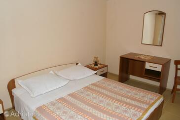 Apartments by the sea Makarska - 2672