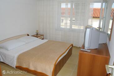 Apartments by the sea Makarska - 2672