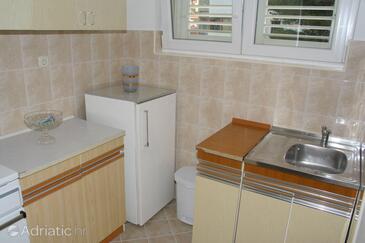 Apartments by the sea Makarska - 2672
