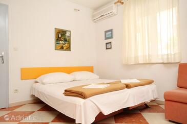 Apartments by the sea Promajna, Makarska - 2674