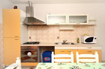 Apartments by the sea Promajna, Makarska - 2674