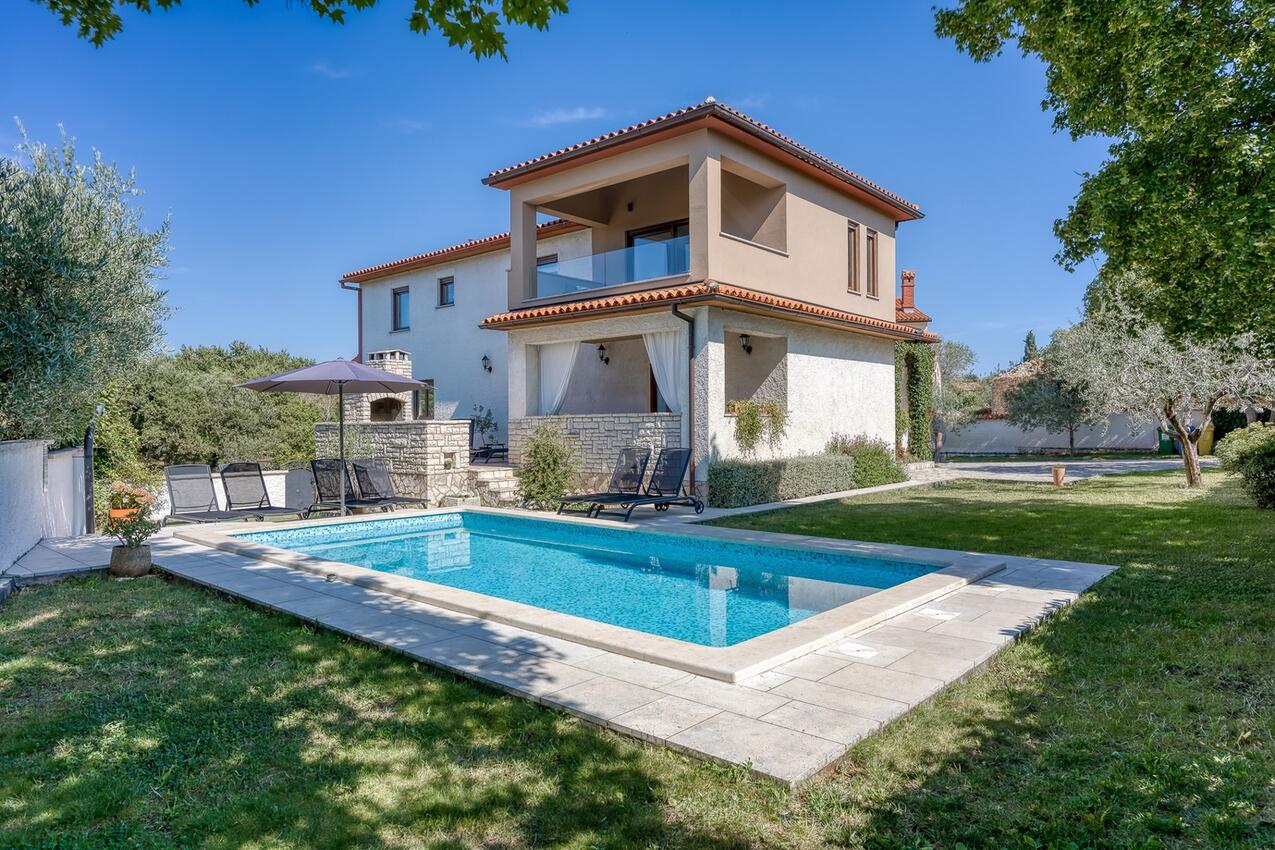 Holiday house with a swimming pool Marčana - 26873