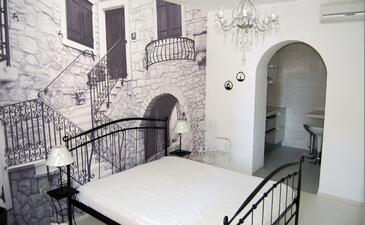 Apartments by the sea Makarska - 2701