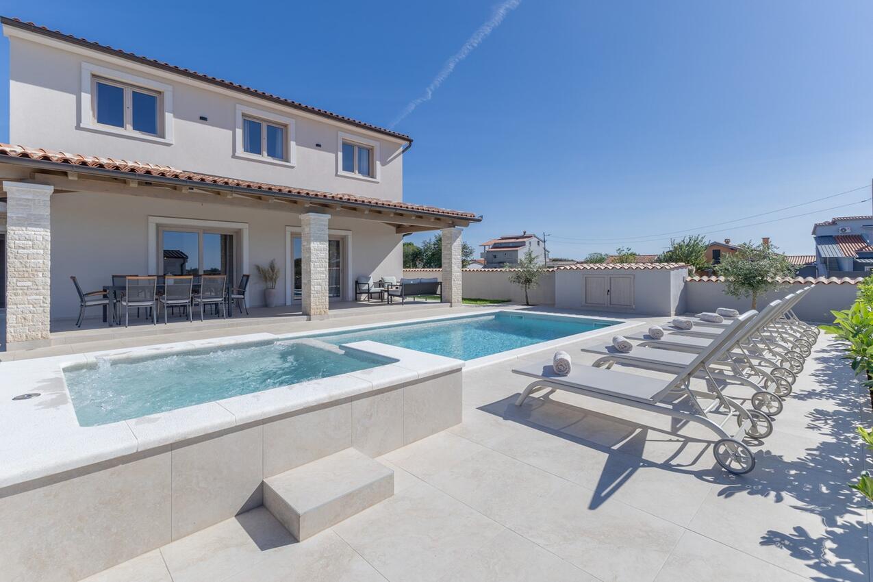 Family friendly house with a swimming pool Loborika, Pula - 27060