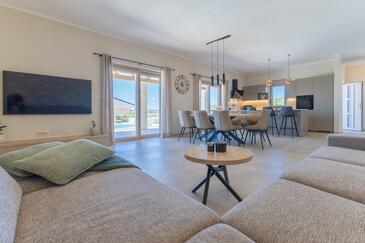 Family friendly house with a swimming pool Loborika, Pula - 27060