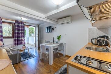 Apartments with WiFi Poreč - 27081