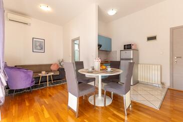Apartments with WiFi Poreč - 27081