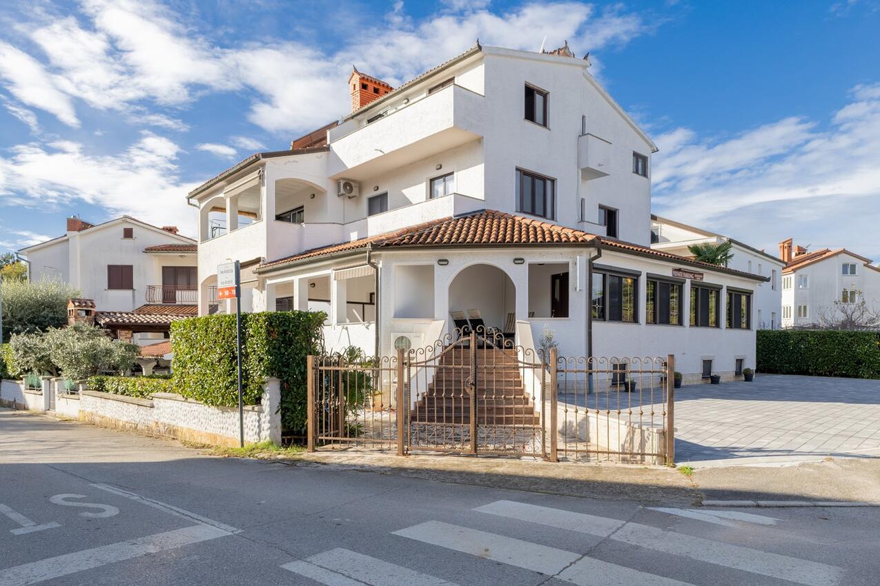 Apartments with WiFi Poreč - 27081