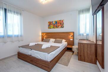 Ferienwohnungen am Meer mit Pool Sveti Filip i Jakov, Biograd - 27123