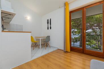 Brela, Sala da pranzo nell'alloggi del tipo studio-apartment, WiFi.