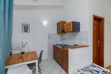 Brela, Столовая в размещении типа studio-apartment, доступный кондиционер и WiFi.