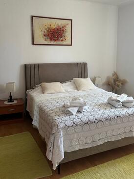 Apartmány s parkovištěm Trogir - 27140