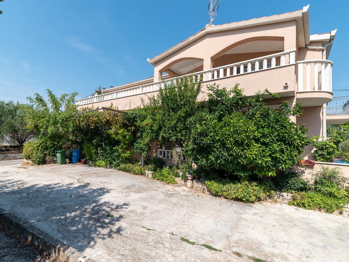 Apartmány s parkovištěm Trogir - 27140
